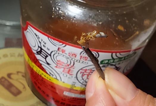 网友通过人民网“人民投诉”反映在网购的罐装带鱼中吃出铁钉。(图片来自“人民投诉”用户)